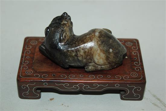 A Chinese grey and black jade figure of a recumbent lion-dog, 18th / 19th century, 8.8cm